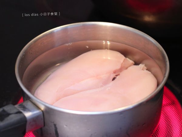 雞胸肉放入水中，加入一小匙鹽，用大火煮滾，煮滾後撈掉上層的白色雜質，關火，蓋上蓋子悶 15 分鐘左右置熟成即可。保留煮雞胸肉的湯汁，之後利用。