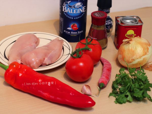準備好所有食材。當地的朋友說哥倫比亞的料理比較少加辣，不過後來我自己做過幾次，還是喜歡加一條辣椒增加一點辣度，覺得更過癮好吃哈哈，所以不吃辣的朋友，直接省略辣椒，做做道地的哥倫比亞風味吧～