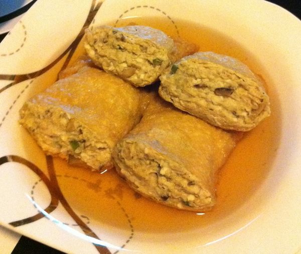 微波完成取出福袋，擺盤，淋上高湯及蔥花，大功告成囉！