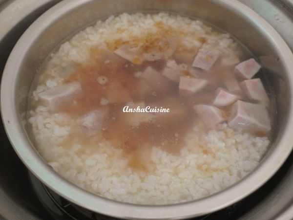 跳起來後,加入冰糖和黑糖,外鍋加2杯水繼續燉煮