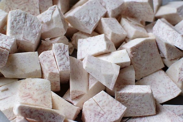 浸泡完成後,內鍋加入5杯水,放入切塊的芋頭,電鍋外加1杯水燉煮