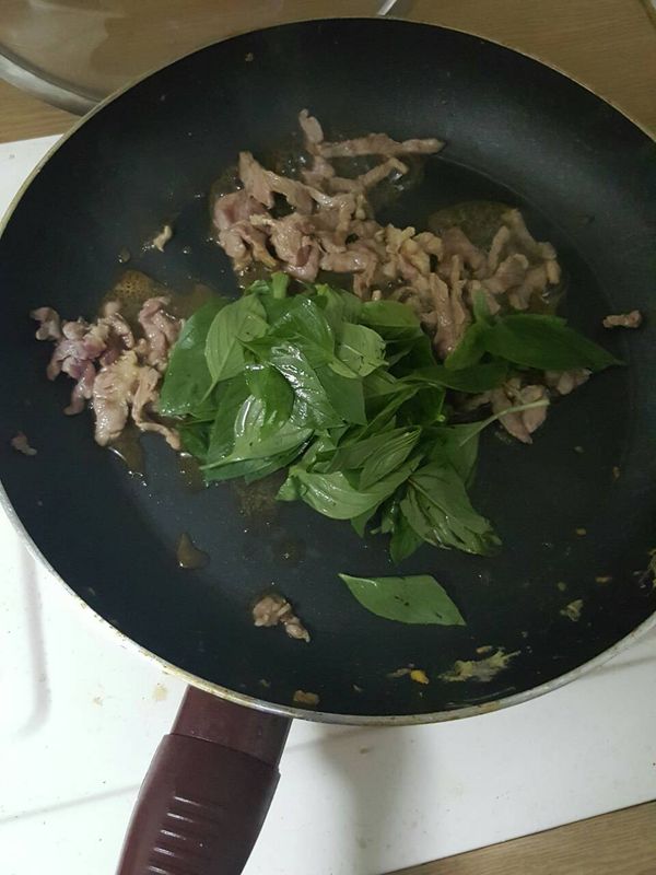 將肉絲跟九層塔一起炒熟