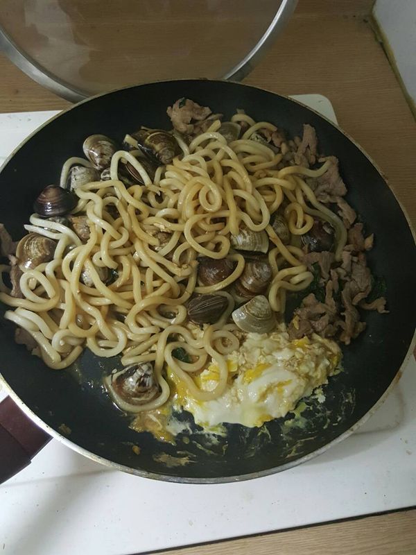 放入蛤蜊一起炒...在鍋子一個角落把蛋炒熟在拌入麵中