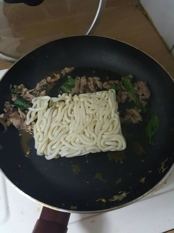 加入醬汁放入烏龍麵一起拌炒..要把麵攪散開