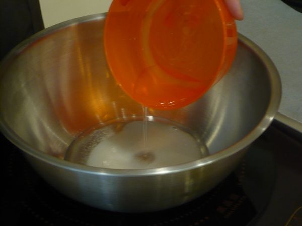 1.將奶油切小塊，烤盤鋪烘焙紙，烤箱預熱160度
 2.細砂糖+水，中火加熱，邊搖晃鍋子，顏色變為茶色即熄火