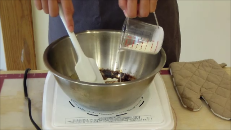 砂糖一熄火即倒入鮮奶油攪拌均勻(小心高溫噴濺)