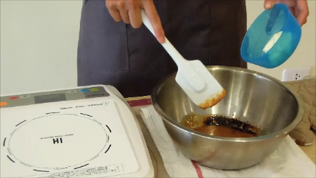 加入奶油以打蛋器攪拌(攪拌時    記得替換打蛋器唷)