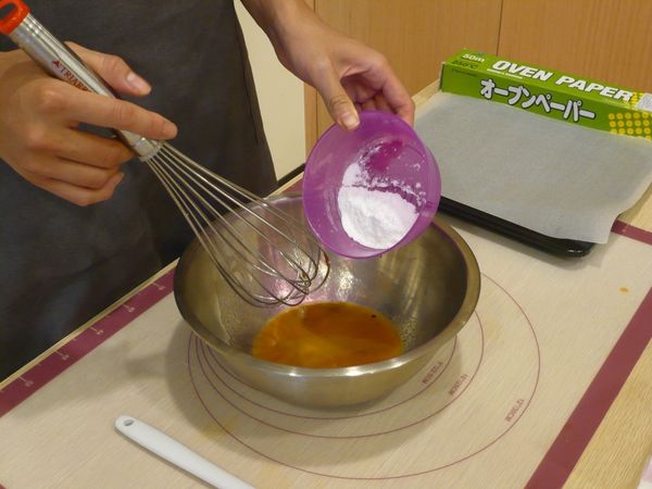 加入糖粉以打蛋器攪拌均勻