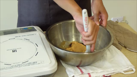 加入綜合粉料以抹刀由下往上拌勻