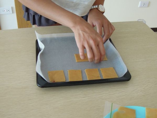 取出麵團，以刀子切割平均，整齊排放烤盤