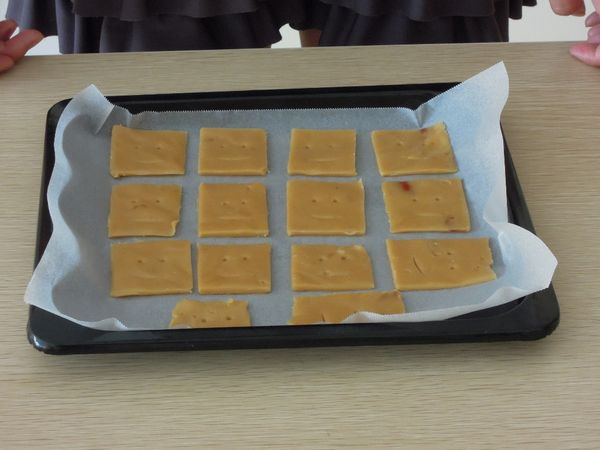 用牙籤、湯匙劃出眼睛及嘴巴，放入烤箱160度，烤15分鐘