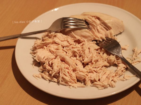 將雞胸肉拔成雞絲，可以用叉子輔助，會更方便快速。雞絲拔好之後，放置一旁備用。