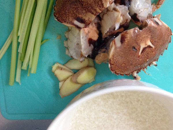 所有材料準備好 螃蟹洗淨 蟹身對切  薑切片 芹菜切末