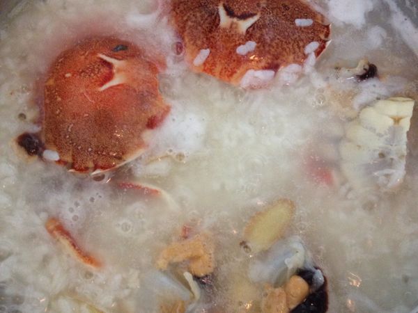 米心透了 放入螃蟹 滾至熟