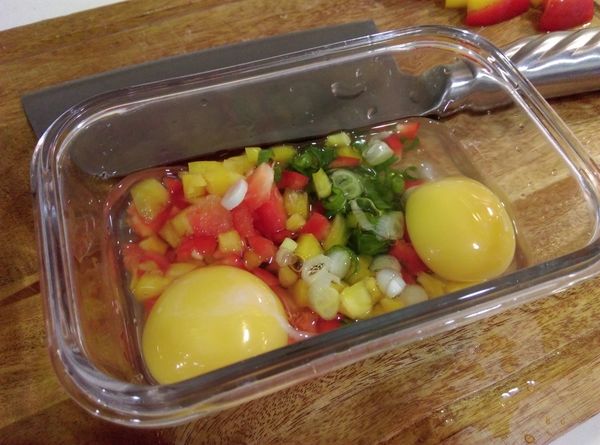 先將紅椒，黃椒，蔥切丁，加入蛋