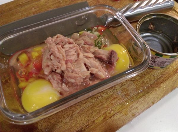 再倒入鮪魚，因為鮪魚有鹹味就不再調味了。