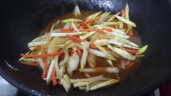 熱油鍋放入2大匙油,肉片放入拌炒至變色盛起,原鍋放入洋蔥紅蘿蔔絲炒香