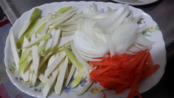 洋蔥,筊白筍,紅蘿蔔切絲備用