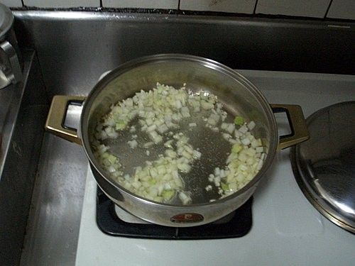 步驟1:用平底鍋熱橄欖油，開始把切碎的洋蔥、大蒜一起用中火炒