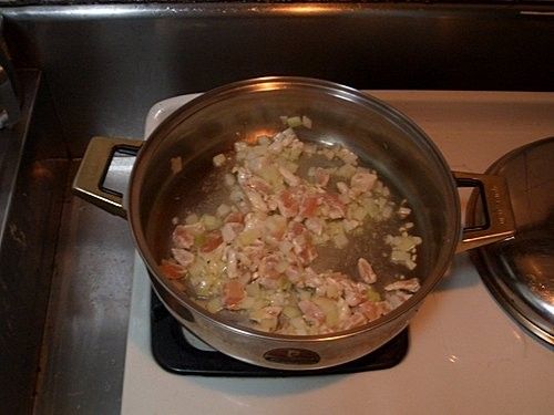 步驟2:接下來放進雞丁，炒一會之後起鍋，先放一邊備用