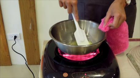 烤箱預熱180°C，奶油切塊，爐火上煮至顏色變茶色焦化