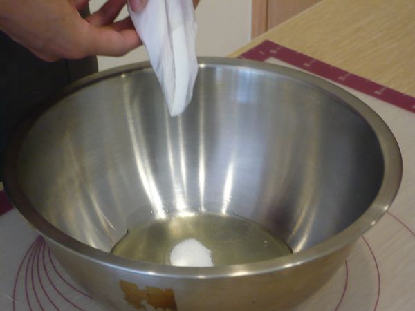 另一鍋將蛋白及細砂糖混合