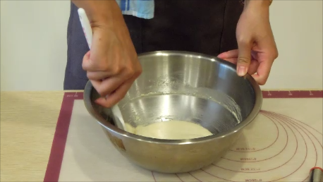 加入綜合粉料，攪拌均勻