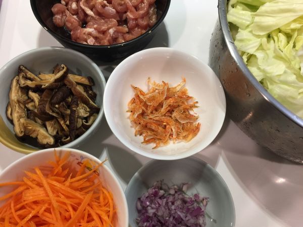 備料：紅蔥頭切碎末，豬肉絲用些許醬油、紹興酒醃漬片刻，香菇泡軟切絲備用（香菇水留下備用），高麗菜切粗絲，白米洗淨備用。