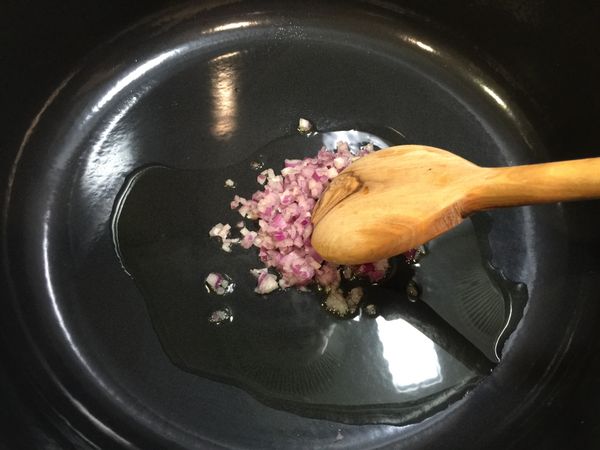 熱油鍋，炒香紅蔥頭。