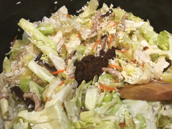 加入白米拌炒均勻後，最後加入XD醬炒勻即可移至電子鍋內鍋，加入3.5杯的水（含香菇水）烹煮，等通知煮飯完成，掀蓋攪拌後再燜10分鐘就可上桌囉！