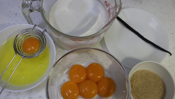 蛋分離出蛋黃加上糖打勻。