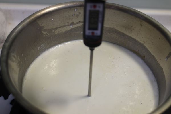 香草莢取出籽，香草籽與莢+鮮奶油300cc+鮮奶300cc一起加熱到70℃，大約是起小泡，不可過熱，否則加入蛋黃中蛋黃會煮熟了。