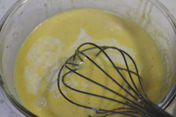 分成數次加入蛋黃中，每次都要打均勻。