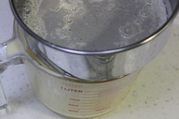 再過篩4次，確保無雜質，成品才會細緻。