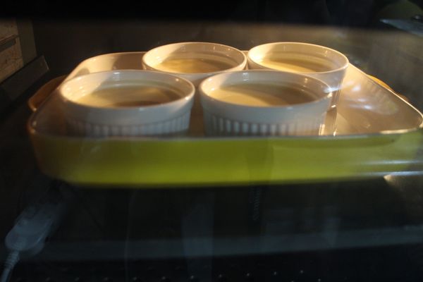 慢慢倒入容器中才不會產生過多氣泡，布蕾碗放入烤盤中，在烤盤中加入到大約2公分的水，烤箱預熱，放入烤盤，170℃烤35分。