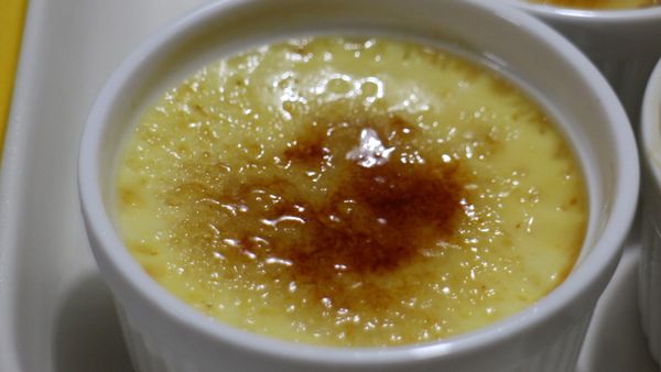 待稍涼，布蕾撒上一層糖，以瓦斯槍燒烤一下即成焦糖，完成烤布蕾。