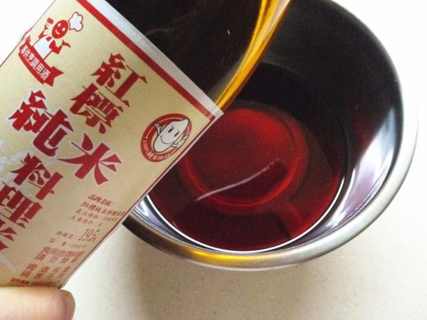 取一內鍋將醬油、米酒、水、糖、五香粉、胡椒粉倒入即為滷汁。各家醬油鹹度不同請酌酙調整。