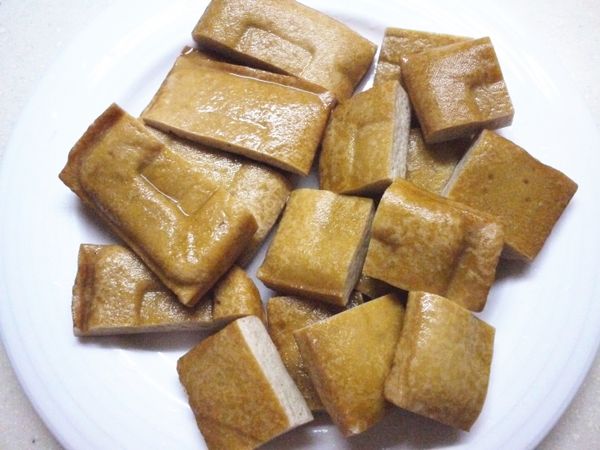 豆乾洗淨後一切四或切對半,放入冷凍庫冰一晚。藉由冷凍可破壞豆乾的組織產生孔洞。