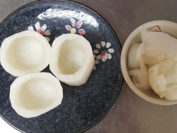 蘿蔔分成三等份，中心挖空備用，挖出的白蘿蔔可以熬湯喔！千萬別丟掉。