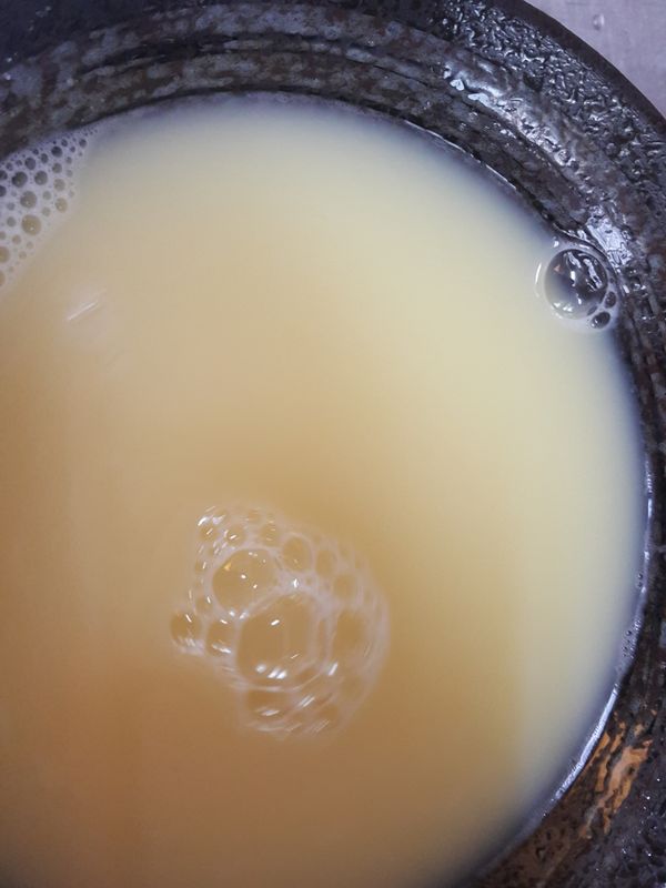 雞蛋打勻加入適量的水與調味料
蛋與水1:1.5的比例。因為蘿蔔蒸煮過程中本身會出水喔！