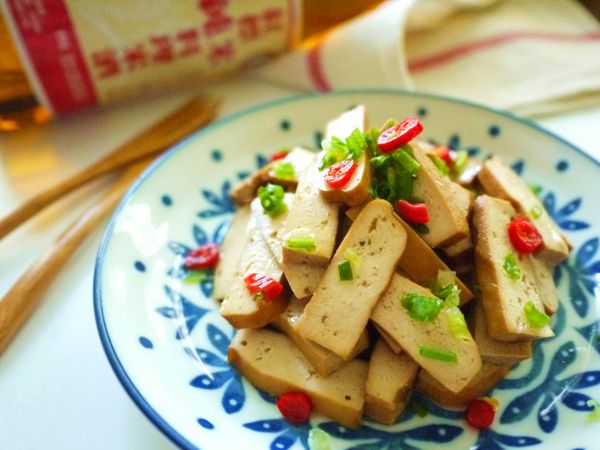 【步驟5】是放入冷凍庫冰一晚後做的豆乾,【主圖】是冰一晚後拿下來退冰再一次放冷凍庫冰後拿下來做的(反覆冰2次),所以孔洞更大更多汁,可看個人喜好決定作法唷!