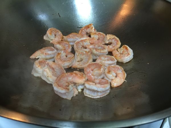 起油鍋，將蝦仁兩面煎黃，煎香，先起鍋備用