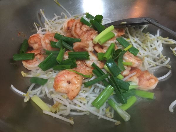 芽菜炒8分熟，加入蝦仁、蔥綠、鹽巴和鮮雞粉炒勻，起鍋前加入胡椒粉、檸檬汁，滴入香油增香即可。