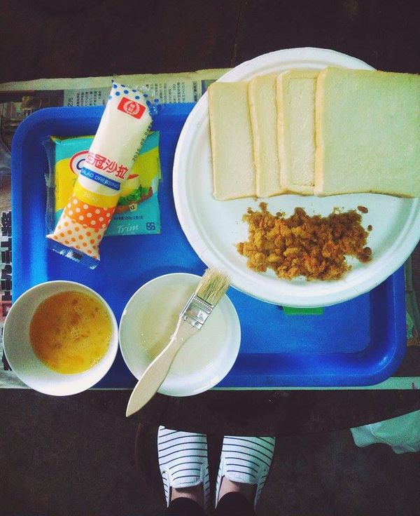 【備料】
將全蛋打散，並將中筋麵粉和水調和成稠狀備用