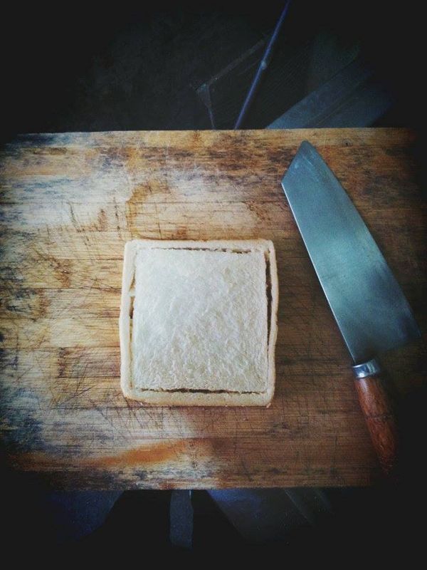 【備料】
將吐司切邊備用