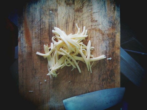 【備料】
將起司片切成絲備用