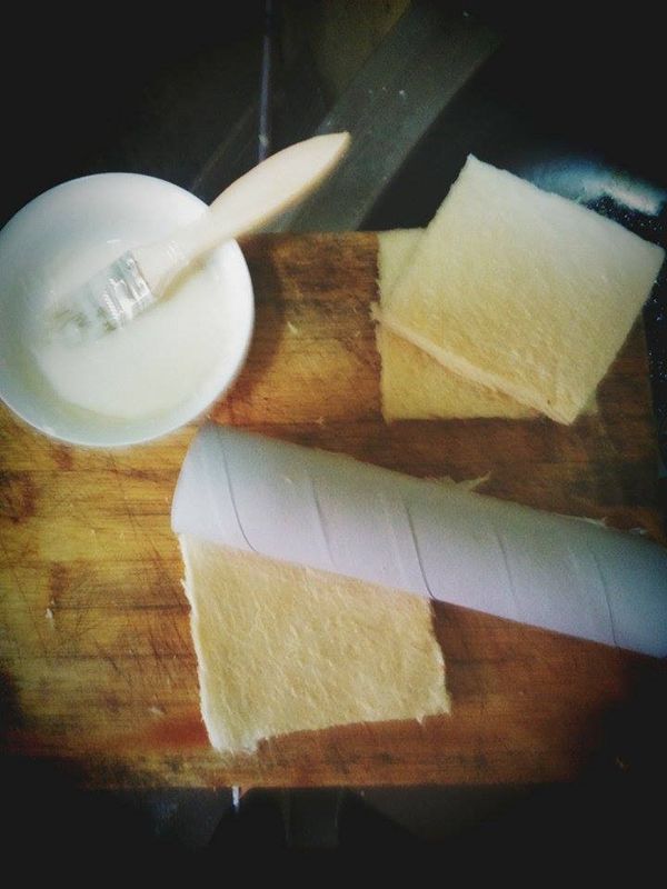 將切邊的吐司片以棍子擀平成餅皮狀