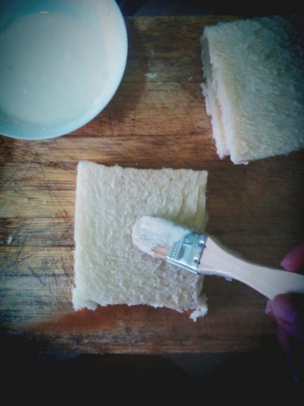 在吐司片表面塗上麵粉漿，預備包入餡料