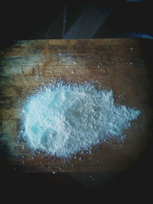 完成的吐司捲，先沾上蛋液，再平均沾上地瓜粉