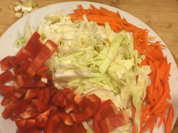 先把所有東西切好。菜類可以隨便變化喔。